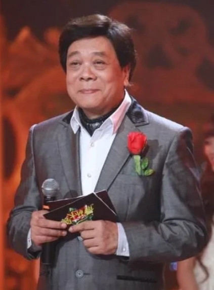 有一次，赵忠祥和马未都去潘家园“捡漏”，看中一个玉管，他问摊主：“这个多少钱？”