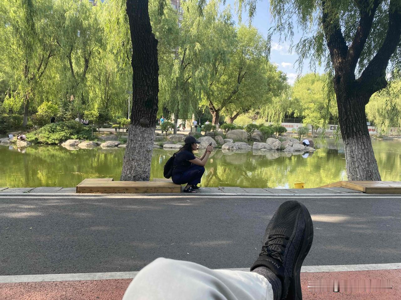 世界那么大，又这么小。昨日此时在辽宁沈阳小南教堂前，喝着饮品，在相机“咔嚓”声