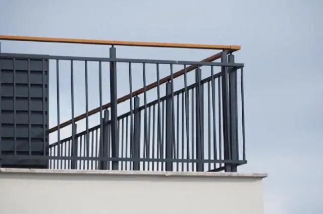 江西宜春，一精神二级残疾男子独自在六楼家中，从阳台坠亡，其父母认为房东出租存在安