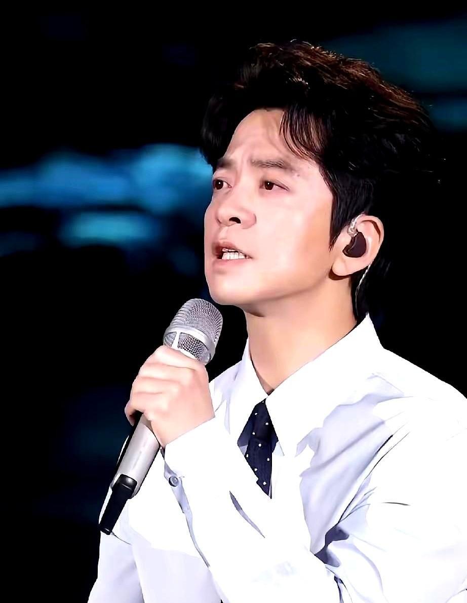 李健这反应，我服了。谭咏麟半开玩笑地“讨债”，现场空气瞬间微妙。镜头扫过李健