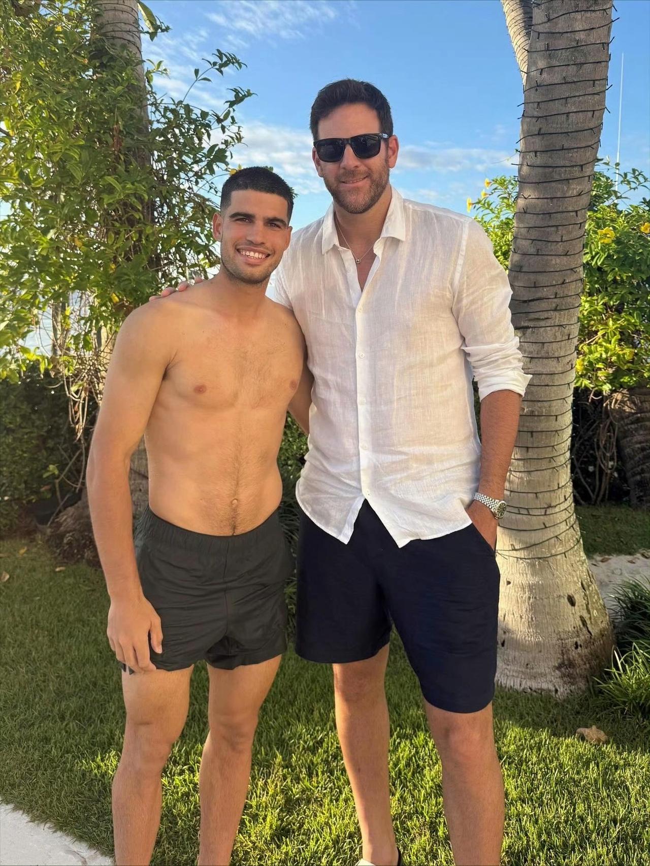 阿尔卡拉斯休赛期去了迈阿密，因为12月初在美国有2场表演赛。更多的球星都去了马