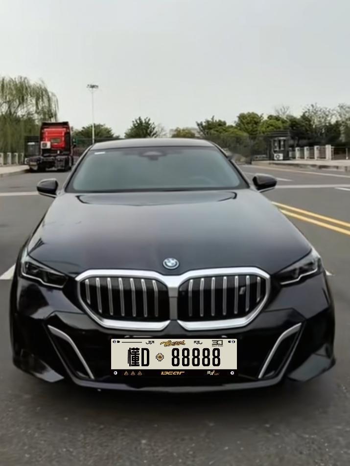 宝马纯电轿车i5从上市开始，新车优惠幅度就非常大，但即使车价便宜很多，但销量依旧