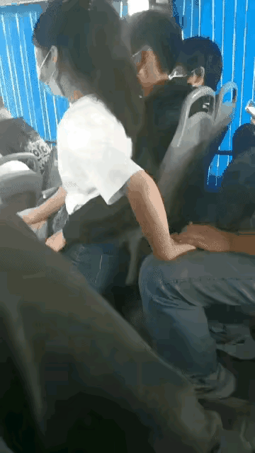 这可是在公共场所呀，女孩竟玩到了这个份上……这真的是吃着碗里看着锅里的！