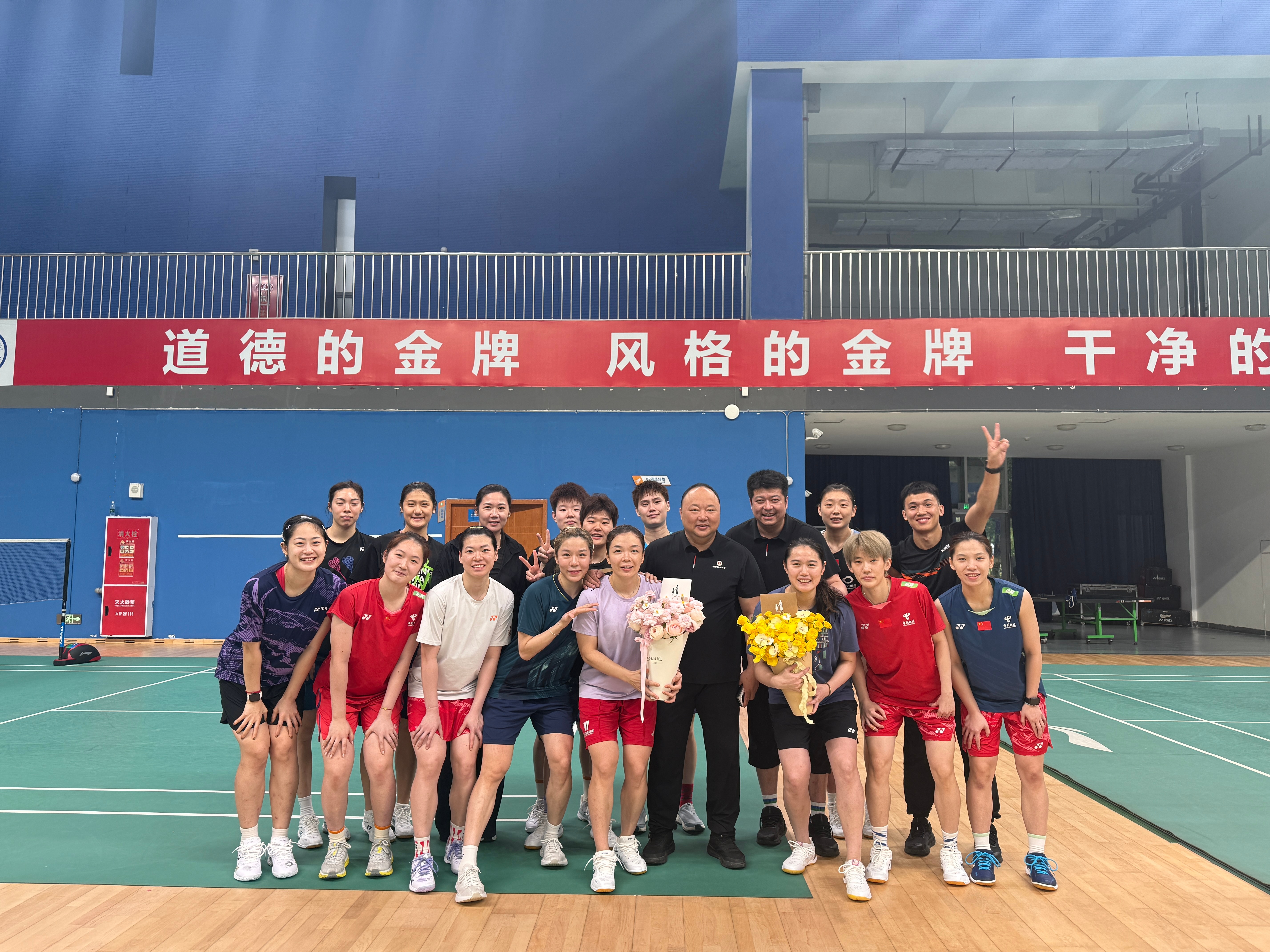 国家队羽毛球职业生涯比赛告一段落啦每一个运动员最后总会到这一刻的时候只是早晚