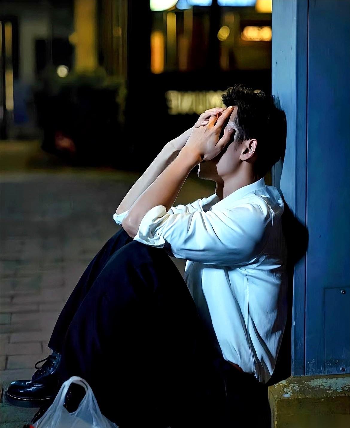 你身边有没有那种人，闷得像个葫芦，半天打不出一个屁。你以为他傻？他只是觉得这屋