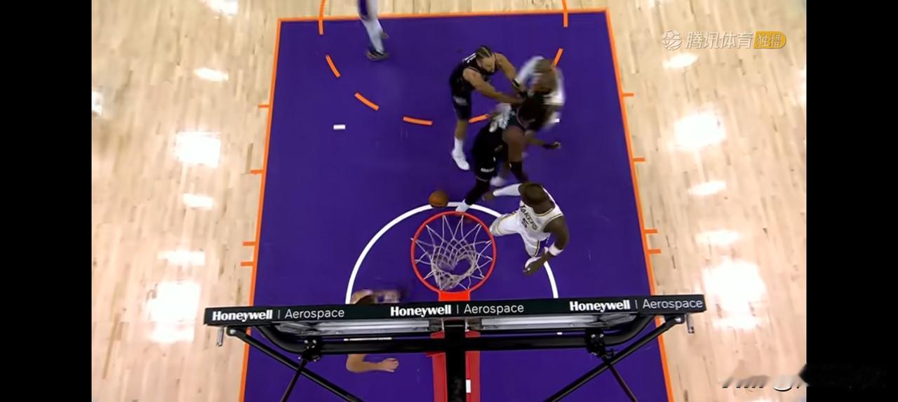 狄龙与詹姆斯相互推搡积怨已久，狄龙吃技犯，首节得0分！詹姆斯首节上场9分钟出现