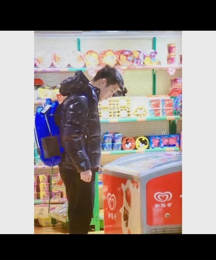 小馋猫的诞生小馋猫在冰柜前，考虑再三。小馋猫：“那么多，好想全部都尝一遍。”