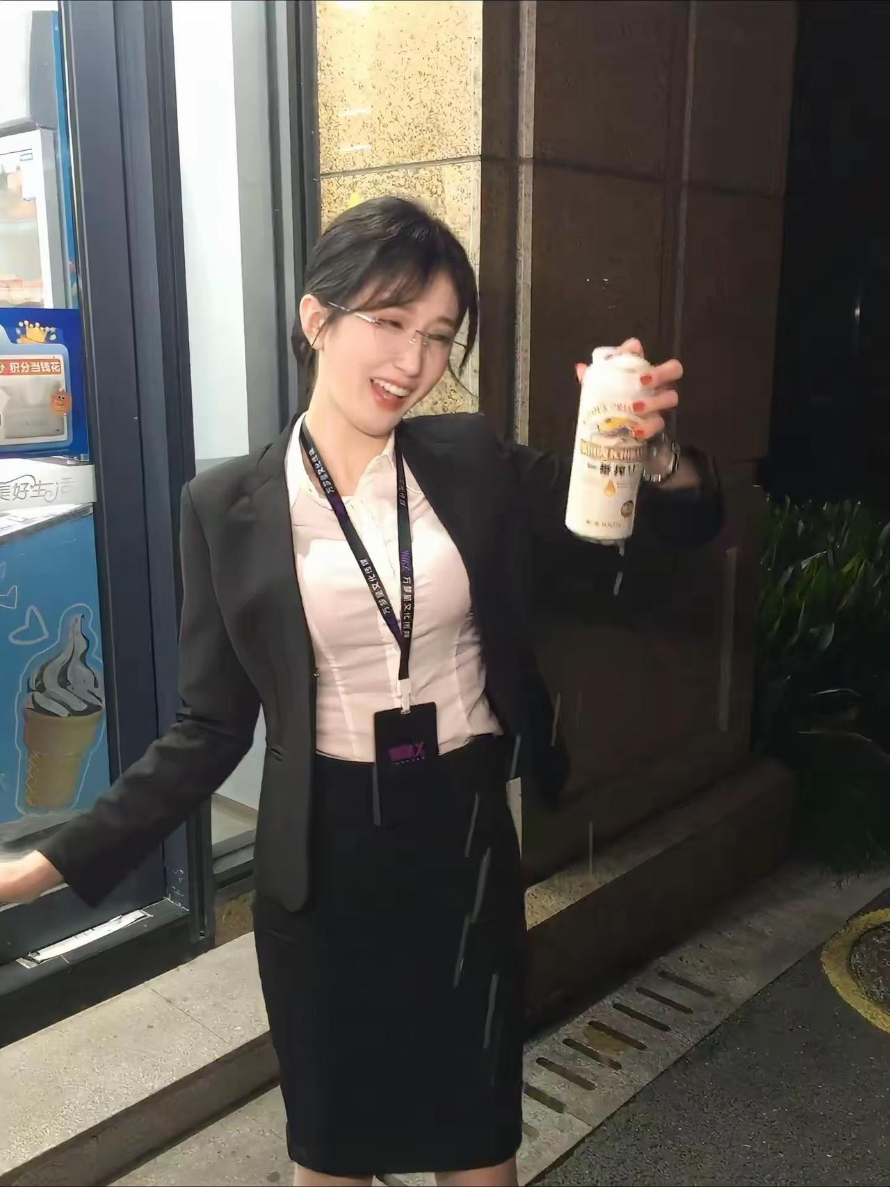 最近很多网红都在拍这种视频，打扮的像日系的OL，穿梭在地铁站，连锁便利店中。