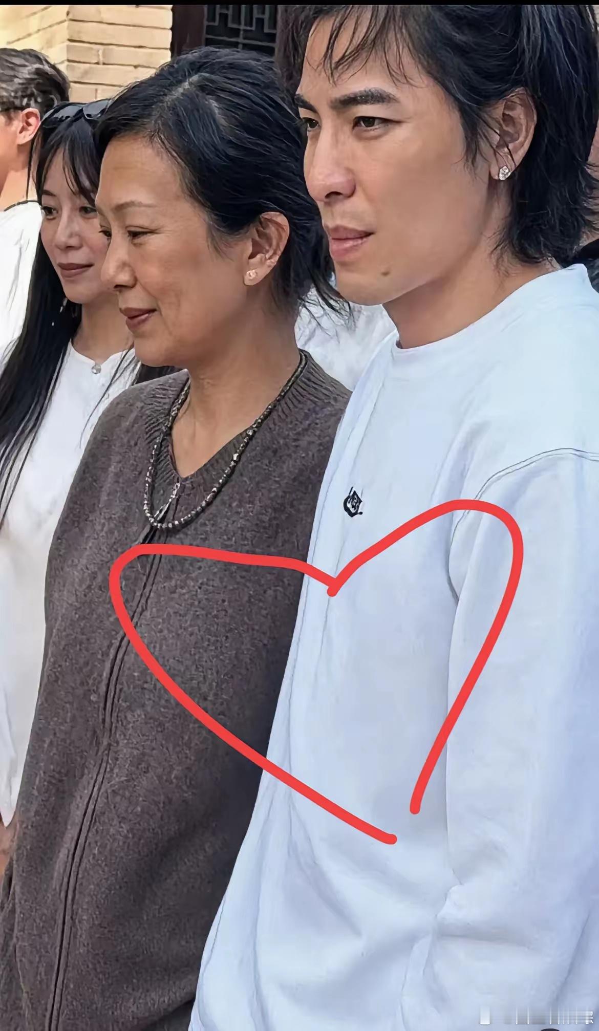 萧敬腾的老婆林有慧真的遇到了良人了，她在萧敬腾面前应该跟有松弛感，毕竟，敢这么纯