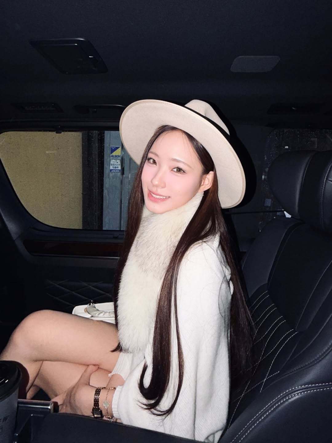 “我小时候看s姐的节目的时候你还是在s姐肚子里的bb🤣现在都已经可以和妈咪喝