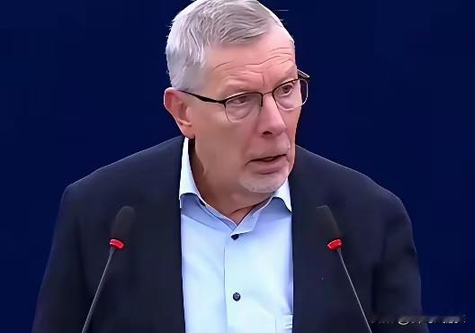 就这一句灵魂拷问，直接让吵翻天的欧洲议会瞬间噤声“中国凭什么不能像我们一样，