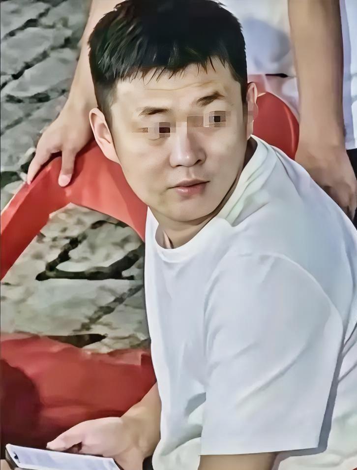 西安一家五口吃烤肉逃单，监控拍得清清楚楚，一家人轮流起身，最后一个还回头瞄了眼店