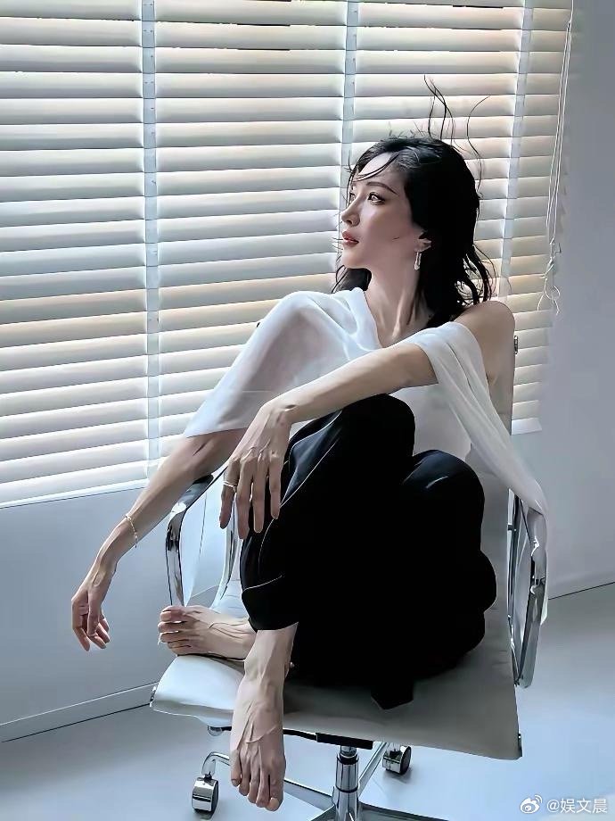 江疏影，手和脚青筋暴起，是太瘦的原因吗？​​​