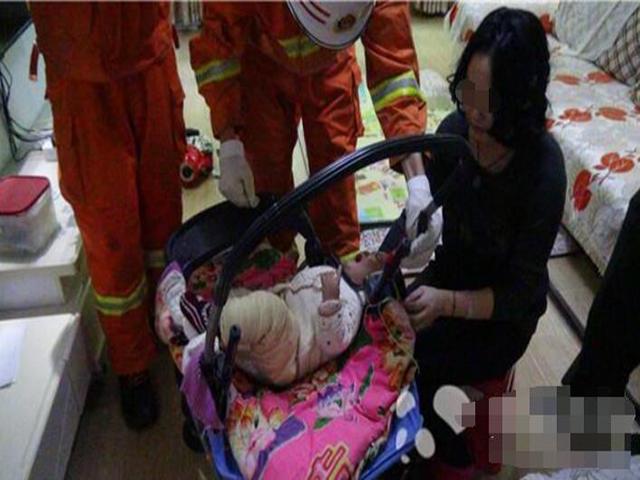 宝宝在婴儿车里睡着了, 再也没有醒过来, 知道原因奶奶狂扇自己耳光