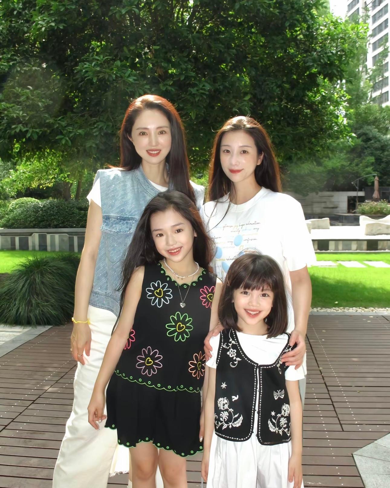 董璇//高云翔女儿小酒窝，天生就是当明星的气质惹。​​​