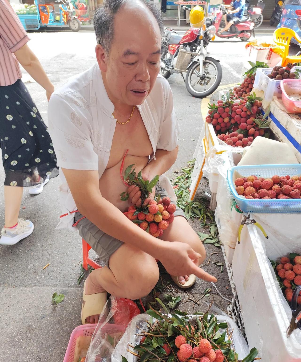 #分享夏日出游好去处#街头荔枝摊：生活不易，且行且珍惜路过街边荔枝摊，色泽诱