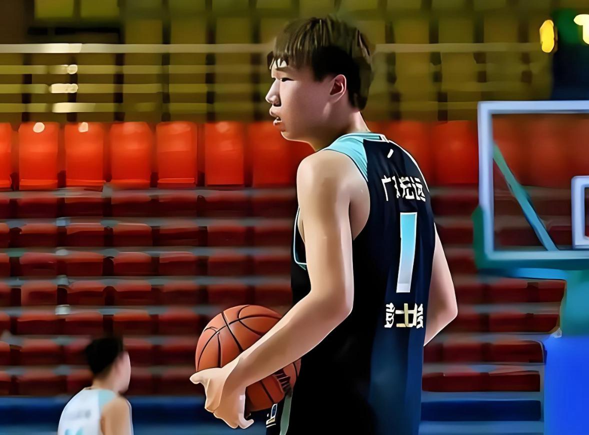 彭士峻一个篮球天才的自暴自弃，球迷：追悔莫及吧？众所周知，彭士峻曾是广东队重点