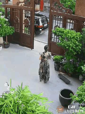 又没刮风又没下雨这好好的门咋就倒了呢？[思考]