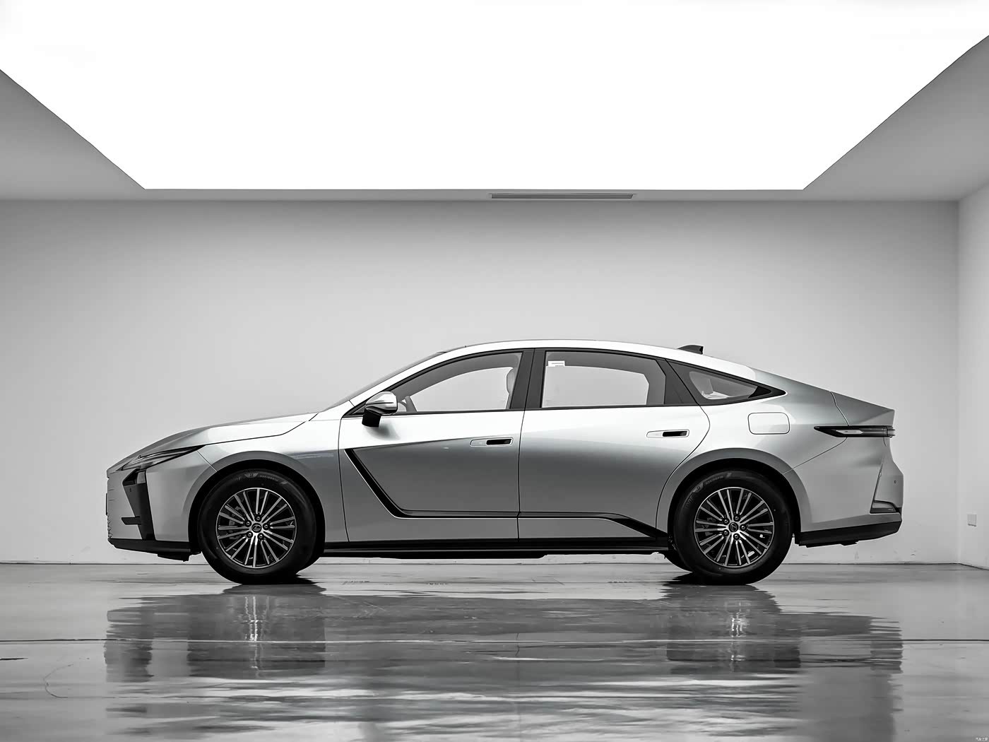 新车新的雷克萨斯ES要来了，没有了现款的优雅，咱们抛开不如上一代这件事就仔细看