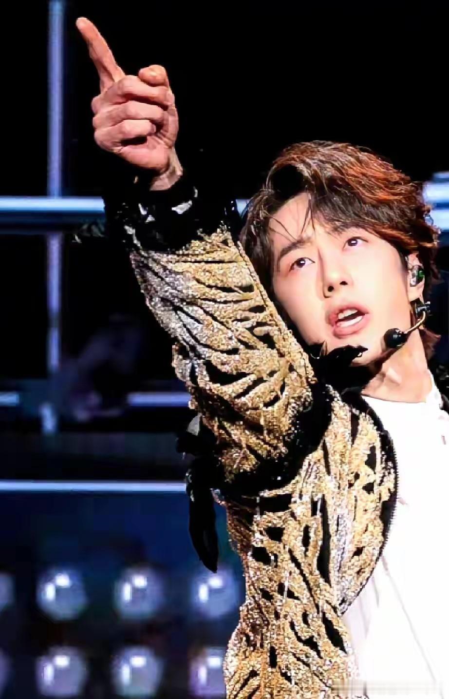 看到王一博右手戴的那个手环，第一反应是疑惑——不是手表？结果是WHOOP，来自美