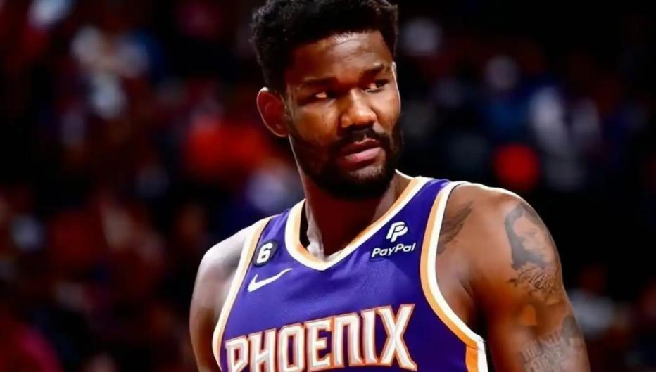 三巨头都带不飞你，该退役了北京时间，NBA常规赛继续进行，洛杉矶湖人在菲尼克