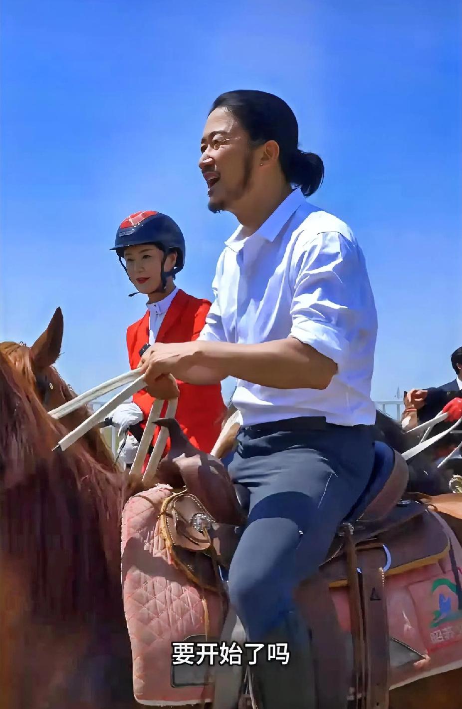 看完贺娇龙的一生，才懂什么叫作“子承父业、成了家风”？明明不是新疆人，却一家