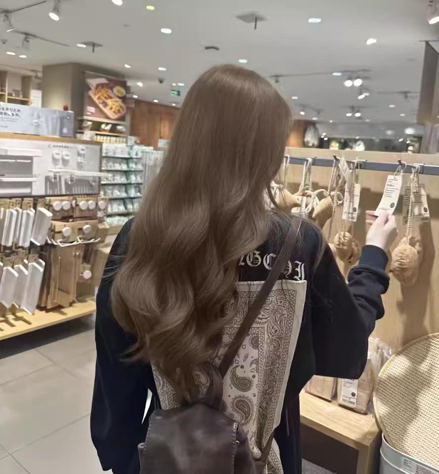 春天的假日，微风习习，阳光灿烂，