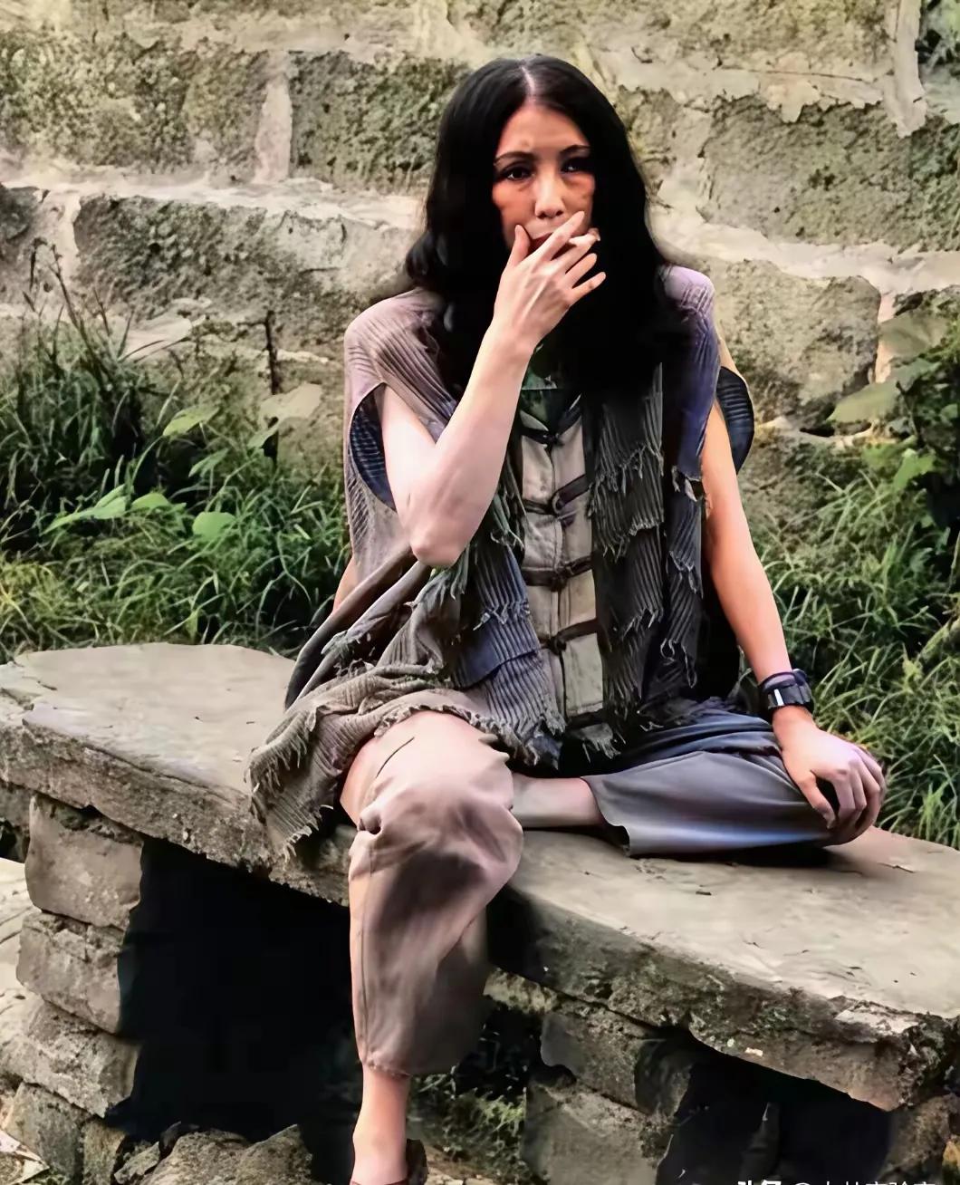 三毛真是把对生活随意放下看破玩明白了。她能为了心中的浪漫，放下安稳生活奔赴撒哈拉