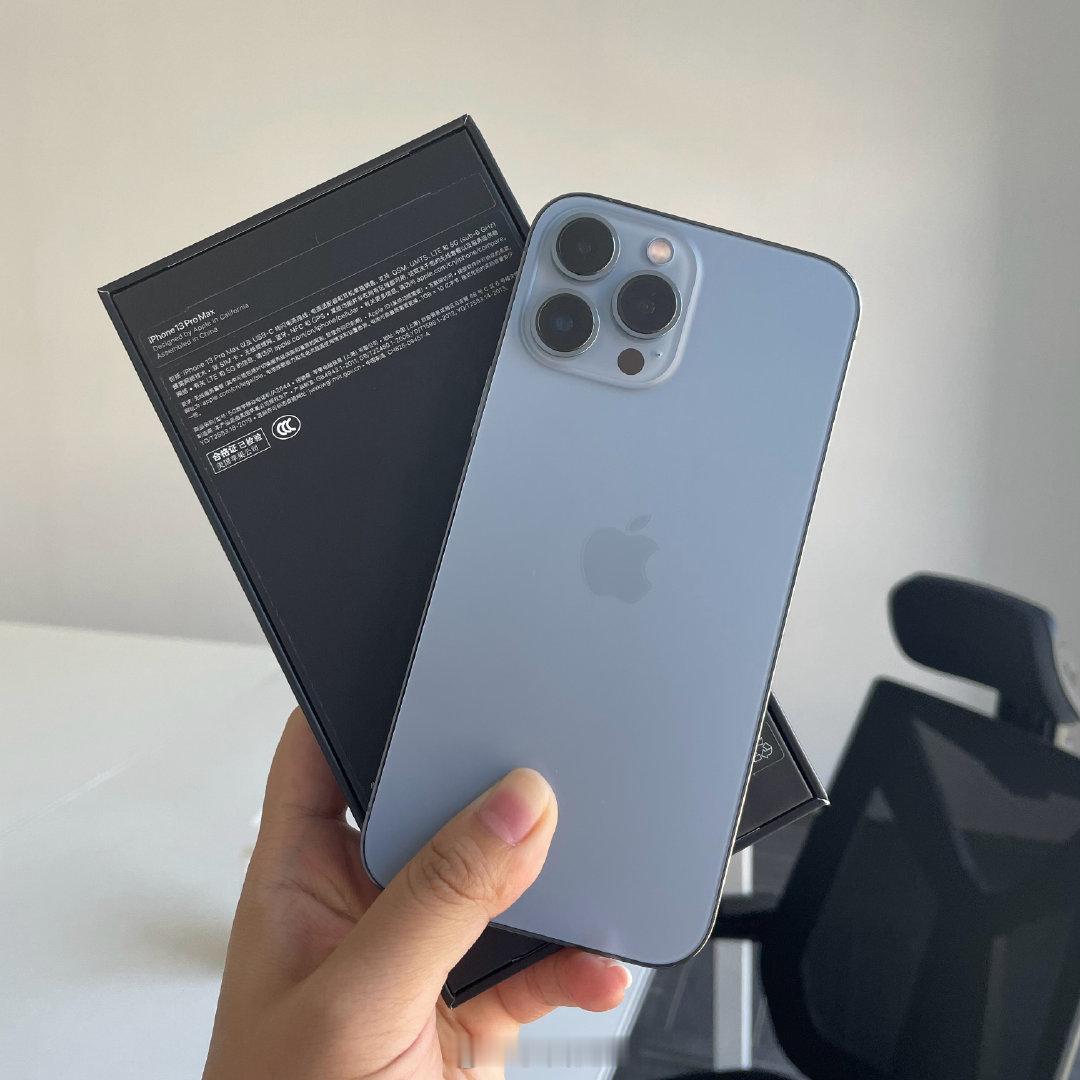 对苹果这次的iPhone18系列配色最关注的就是爆料的蓝色会调得怎么样，回顾下之前出过的蓝色款iPh