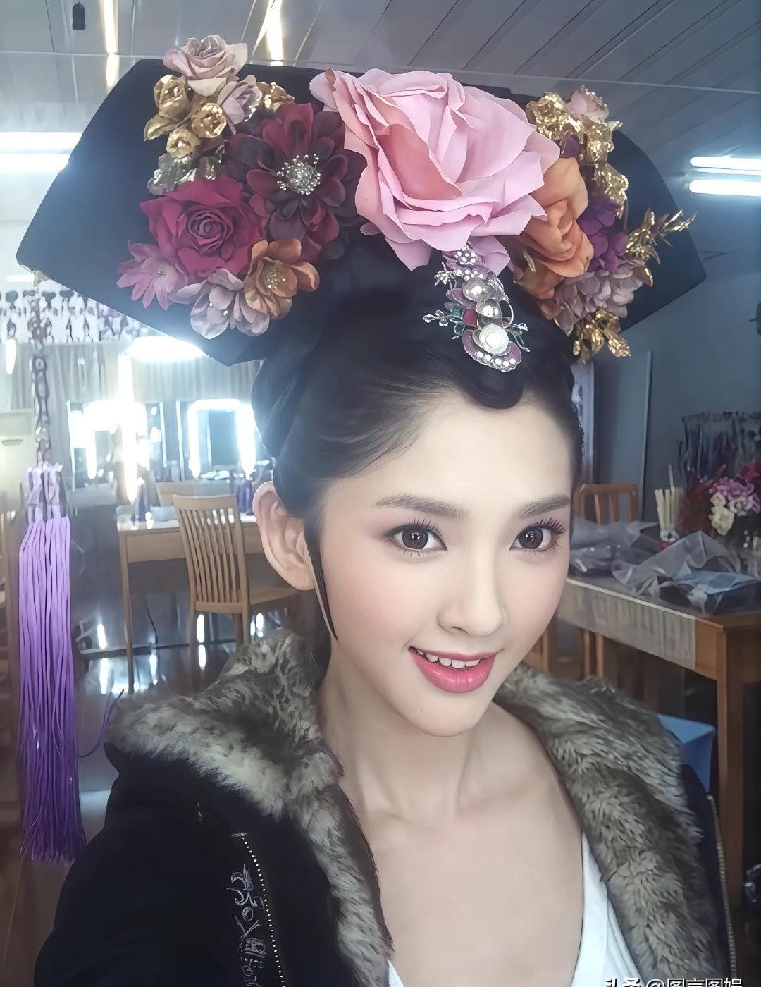 皮肤上突然长出厚厚的皮，化妆都盖不住。唐艺昕把自己锁在家里，整整四年。浪