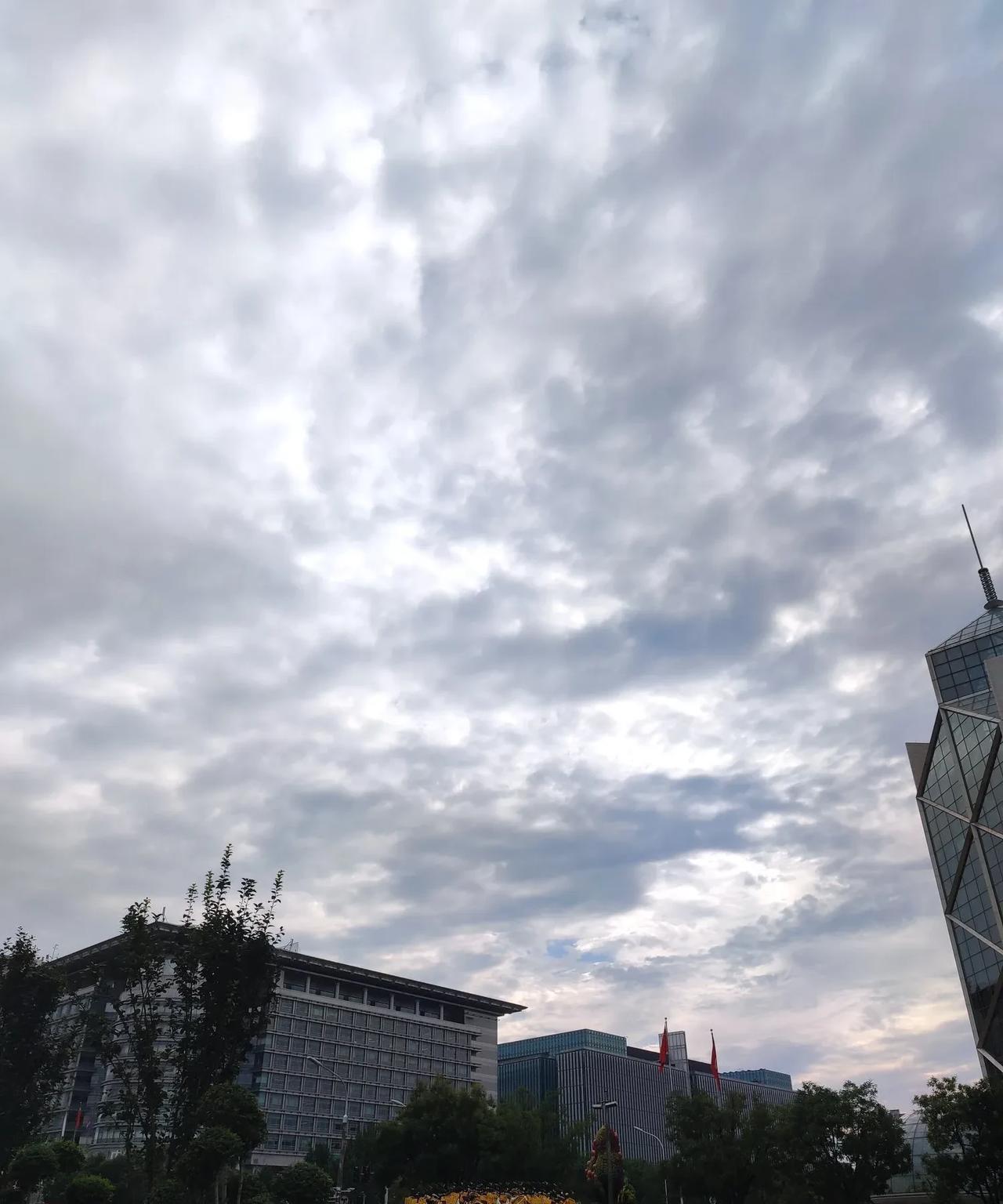 北京雷阵雨上线，白天闷热持续！“漠漠复霭霭，半晴将半阴”，立秋雨水依旧不减，湿