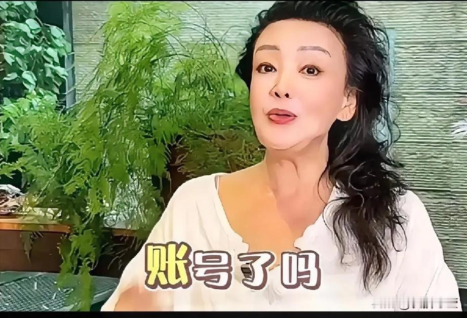 兰姐直播时被网友追问玥儿开通账号的事。母亲节那天，12岁的玥儿悄悄开通了Inst