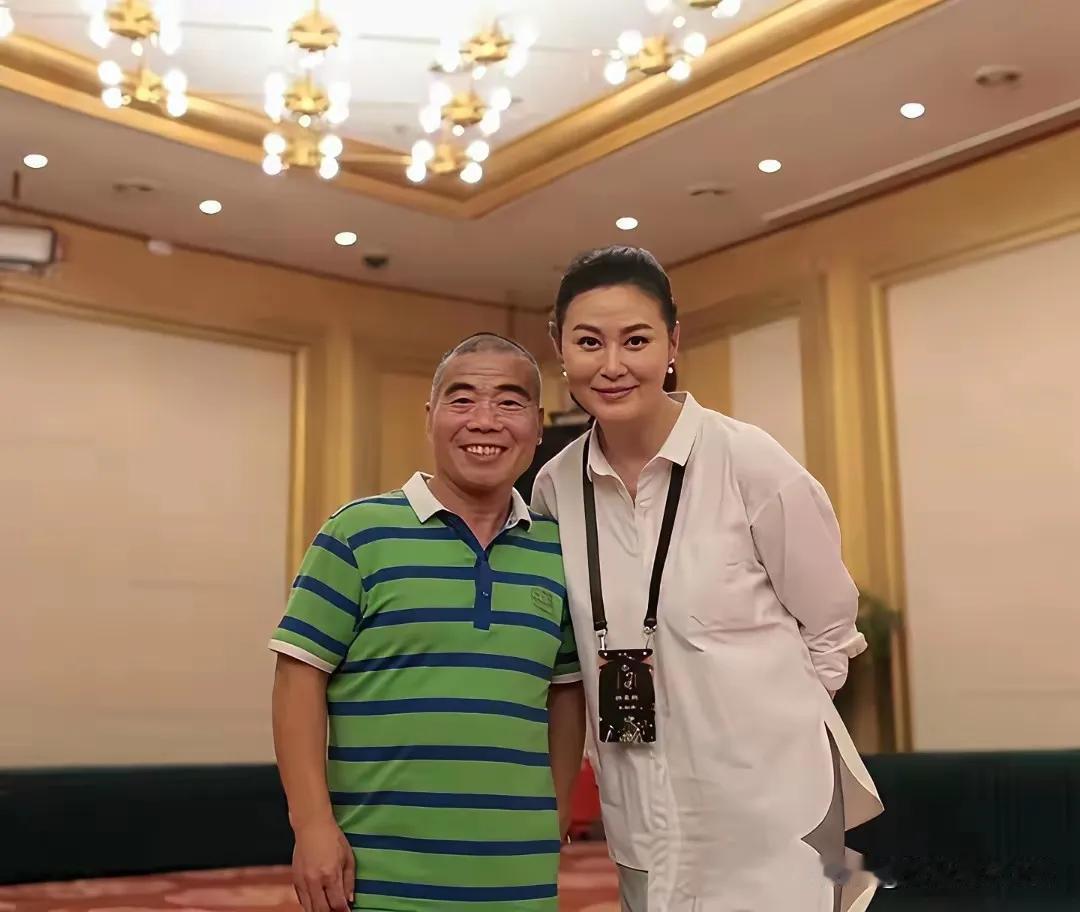 多年以后“武大郎”扮演者宋文华和“潘金莲”扮演者王思懿再度同框合照，这是98版《