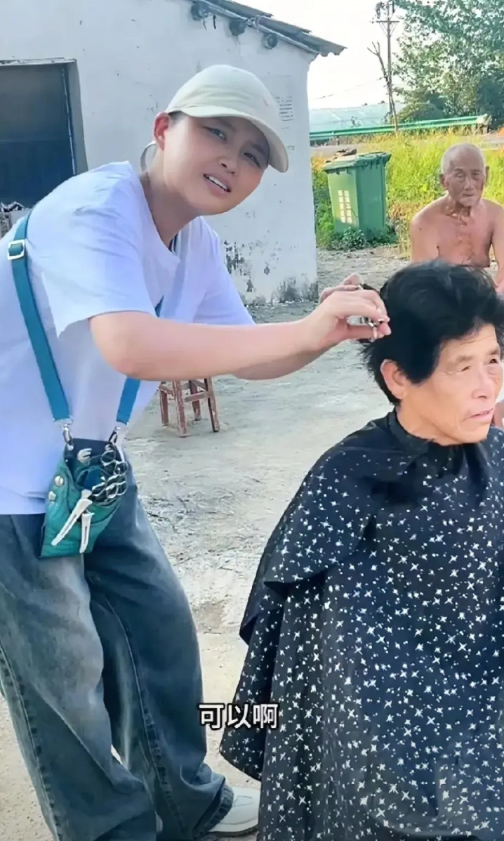 “看哭了！”湖北仙桃，一名女孩在街边理发，身边有个牌子，“8元一位”，这时，一