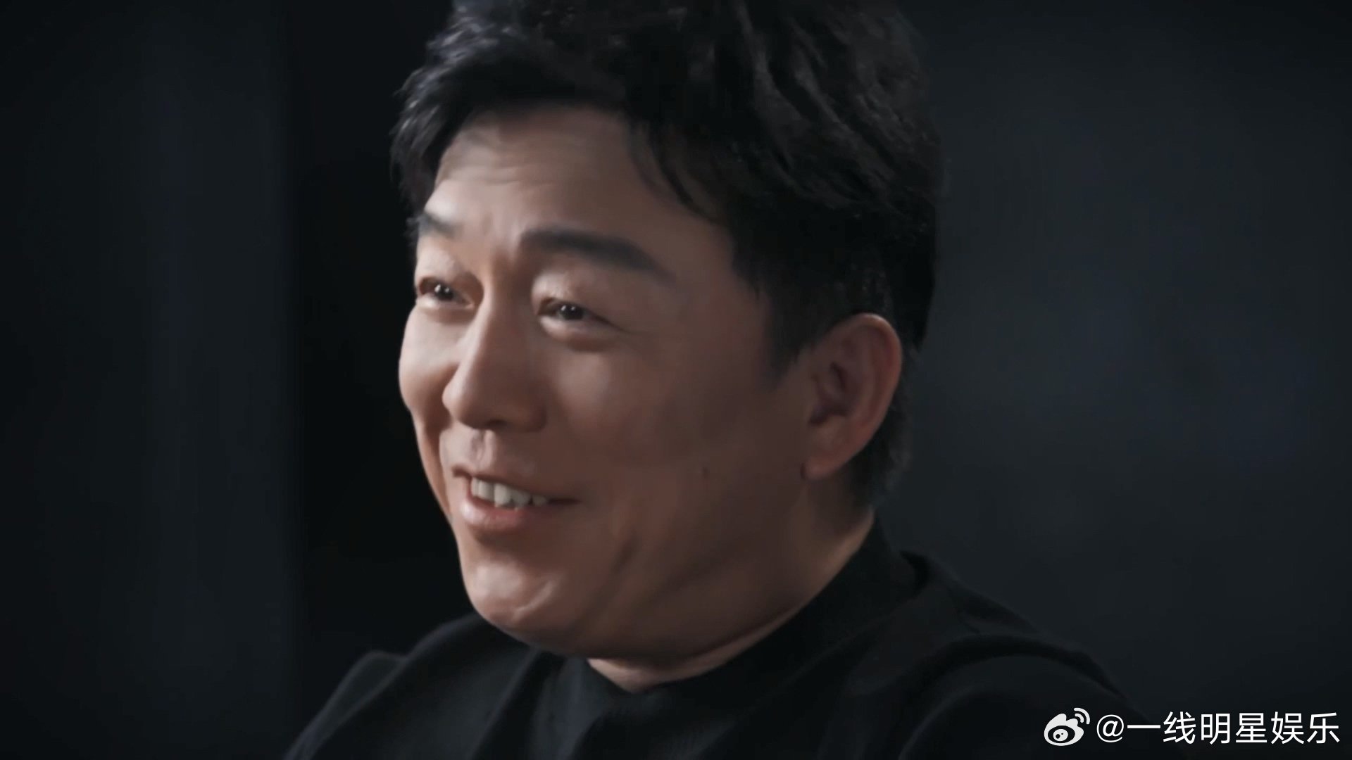 黄渤行走的金句制造机黄渤的言谈间总透着一股子烟火气里的哲学味。他聊的不是高高在