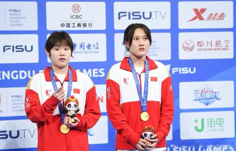 陈芋汐与新搭档夺冠后牵手领奖2025年5月26日晚，在武汉体育中心游泳馆举行的2