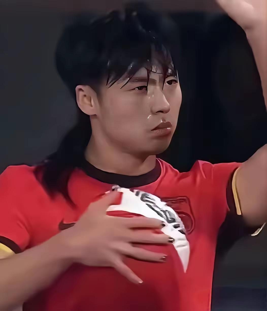 把手指甲染的花红柳绿，男足真是让人不可理喻。除了踢球不行，其余不输常人。