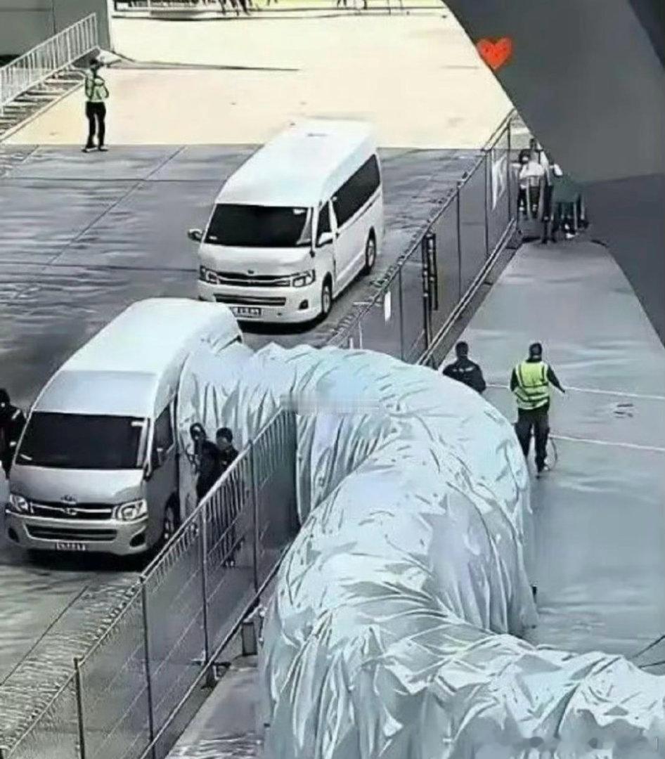 这车都是接谁的，这么大排场 ​​​