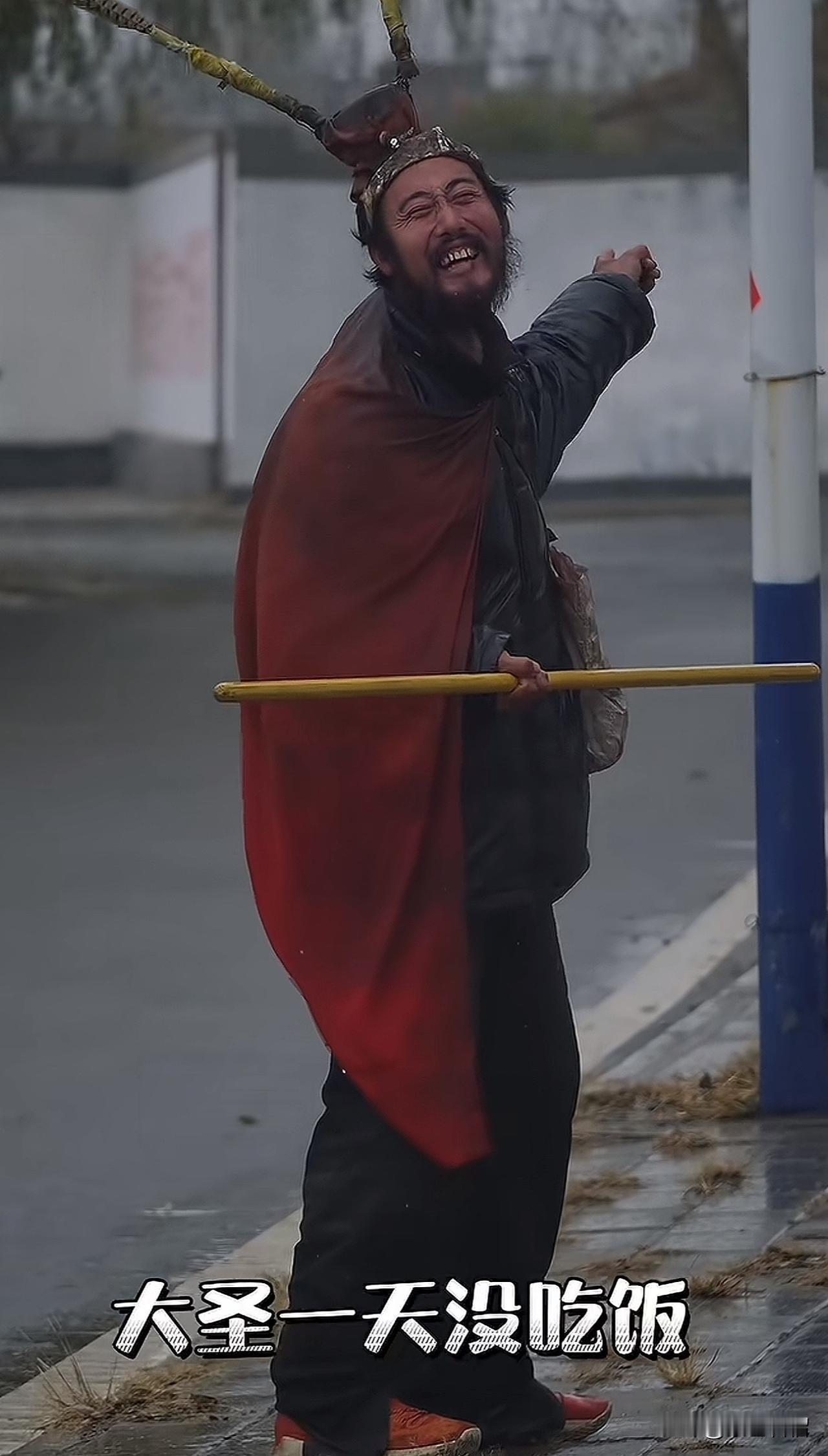 原来英雄不问出处，孝心如炬，也能自成光芒。近日，河北张家口收费站，