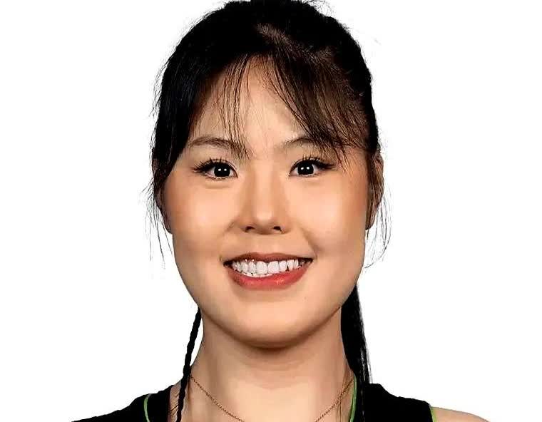 李月汝现在怕是拳头都攥紧了。她怎么也没料到，自己刚在WNBA上场拼满16