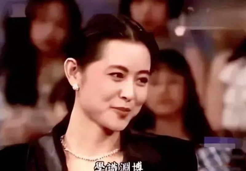1991年春晚，倪萍在给观众念海外华人祝福国人的贺电时，突然惊出了一身冷汗，原来