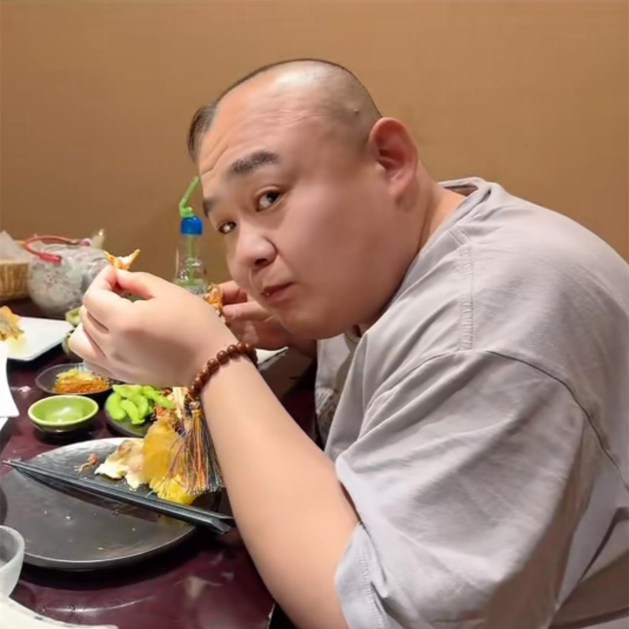 德云社四队上海宿舍直播，杨鹤通直播间谈郑好，队长都发话了，黑粉也就别闹了！德云社