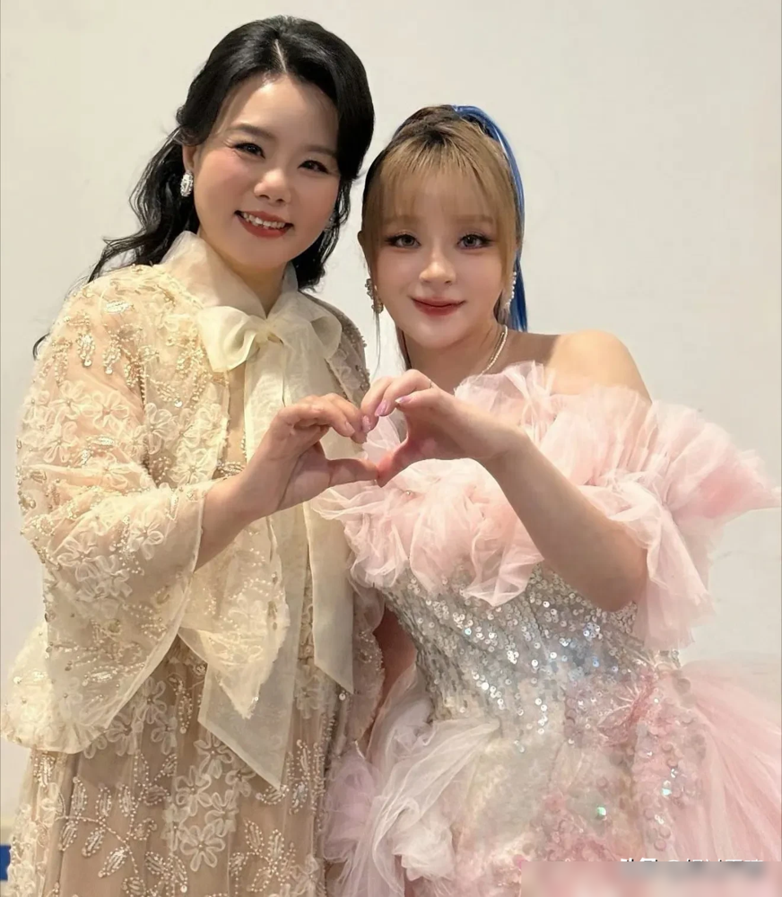 美依礼芽离了，龚琳娜第一时间冲进评论区甩了句音乐滋养人心❤️祝福。就这九个字，评论区直接干炸了。有人