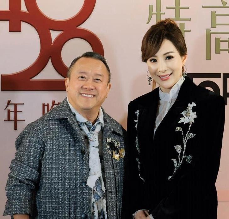 镜头中的曾志伟衣着考究，眉目舒展，气色盈和，满面春风，多年来一点儿都不见老哈！一