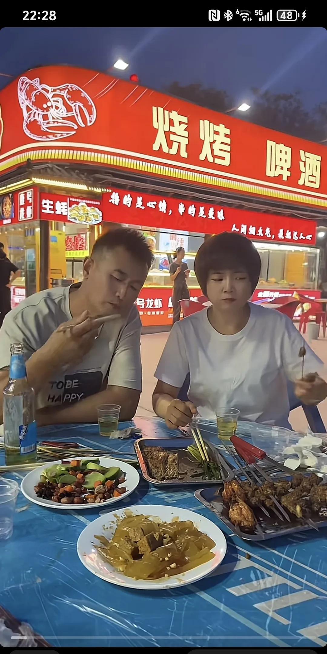 和老公偷偷出来吃烧烤，没想到被俩孩子知道了～老公老婆吃着烧烤，喝着啤酒看到孩子