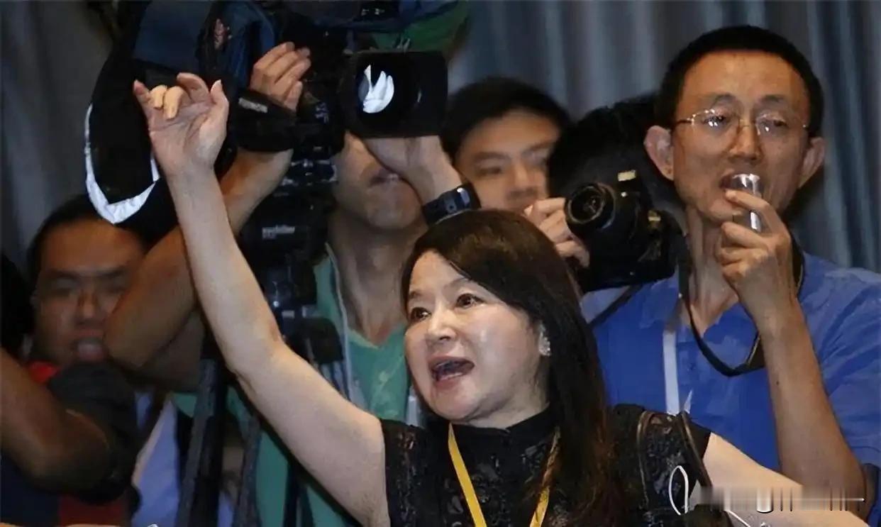 狗咬狗了吧？周玉蔻，你们知道这个女人吧是台湾的媒体人在蓝绿之间横跳前一阶