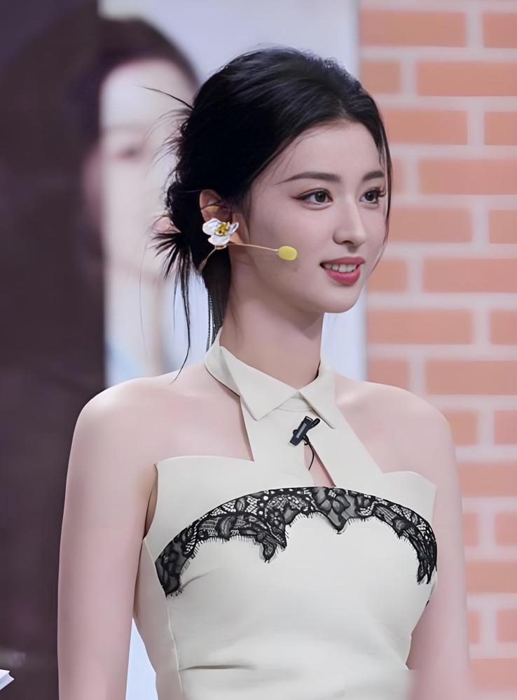 那个狠心退学重考的王楚然，怎么就活成了被全网追着骂的“白眼狼”？当年她毅然