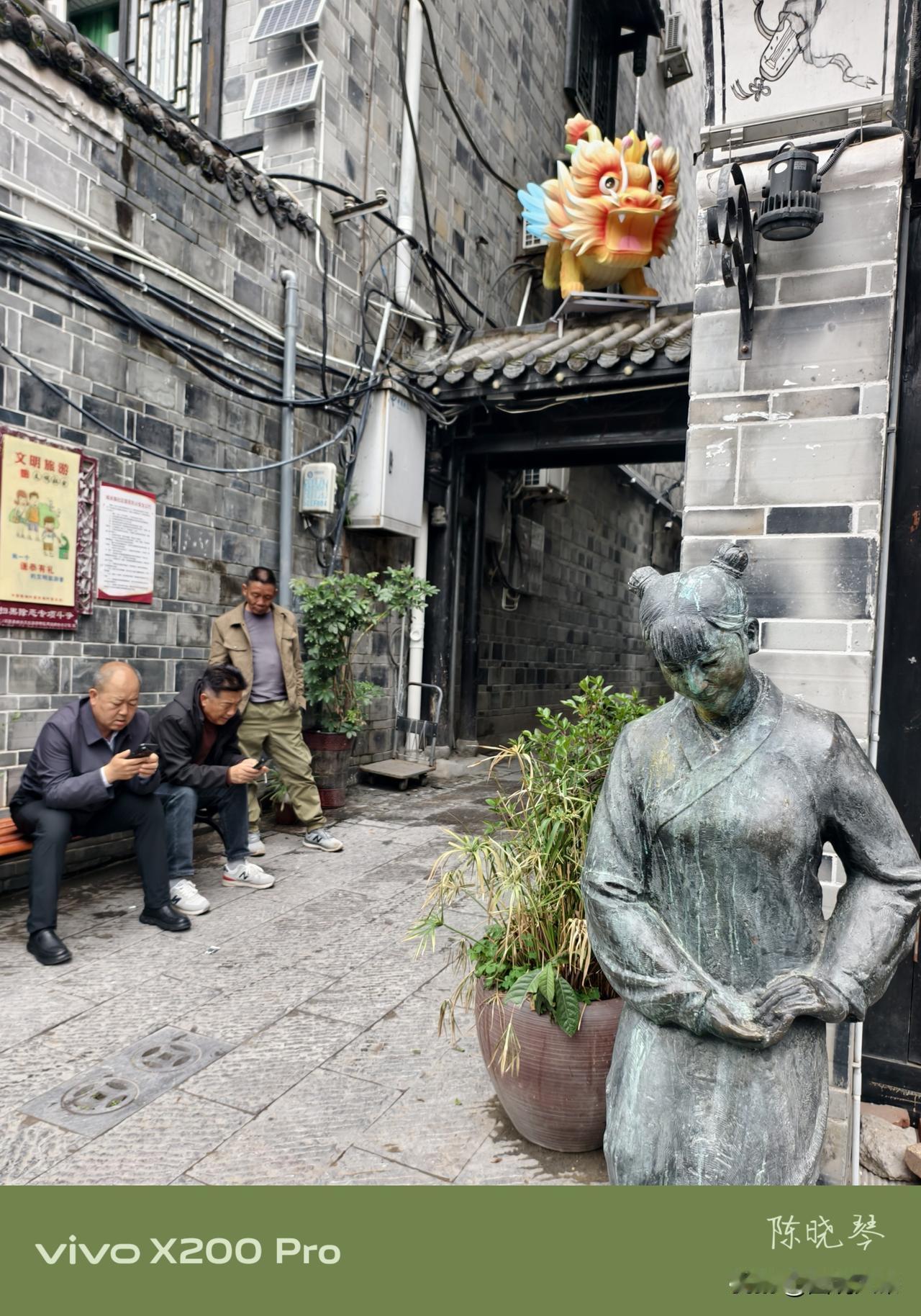 石泉老街，那真是个宝藏地。它位于陕西安康石泉县，有着千年历史。走在老街上，脚下