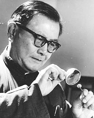 1954年，一批犹太商人想把原子弹的浓缩铀卖给我国。周总理立即找来一位科学家验货