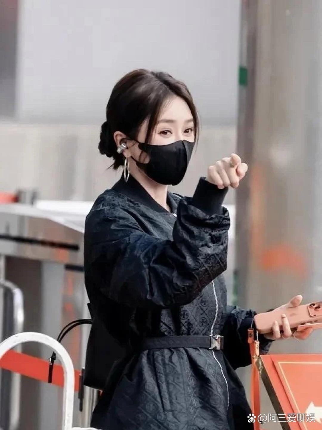 谁看了不说一句秦岚状态封神！46岁现身北京依旧纤瘦亮眼，整个人又薄又美，完全就是